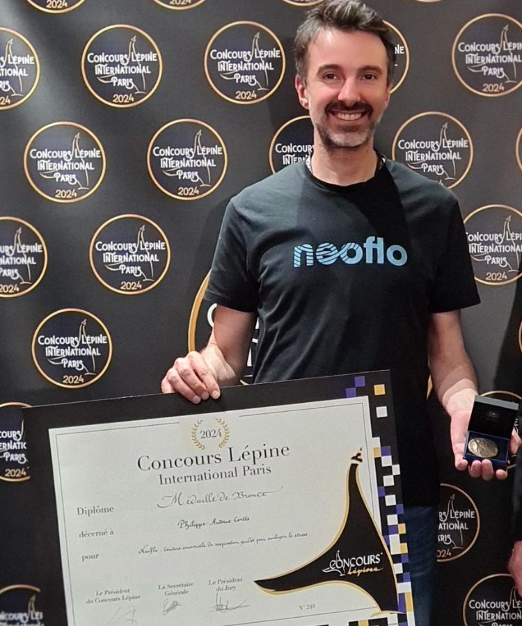 Le fondateur de neoflo qui reçoit a médaille de bronze du Concours Lépine pour l'invention de la 1ère ceinture de respiration au monde