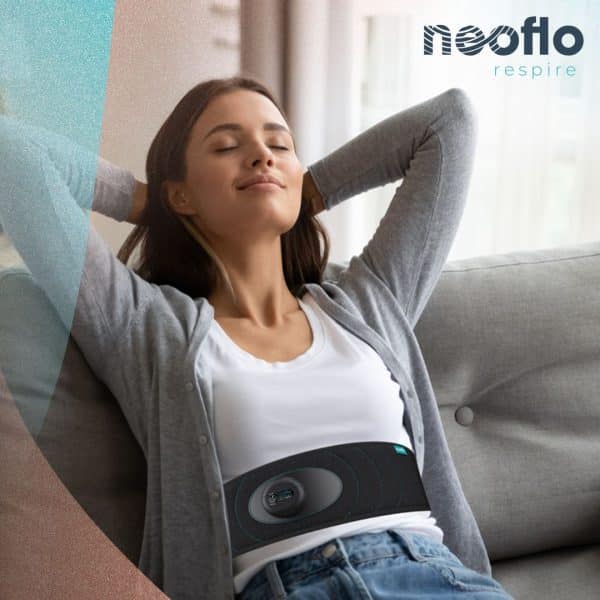 Une femme qui respire avec la ceinture de respiration neoflo pour gérer son stress