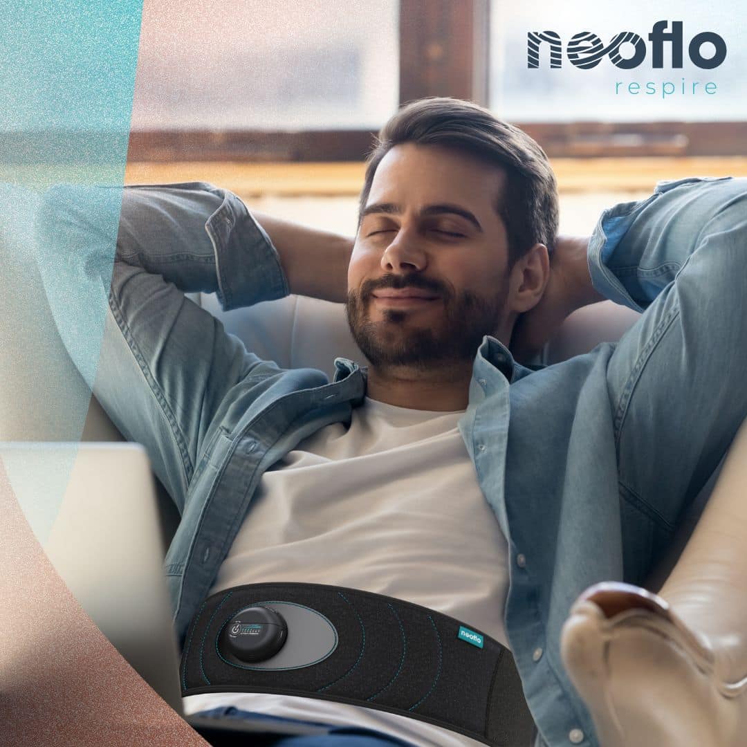 Un homme qui respire avec la ceinture de respiration neoflo pour gérer son stress