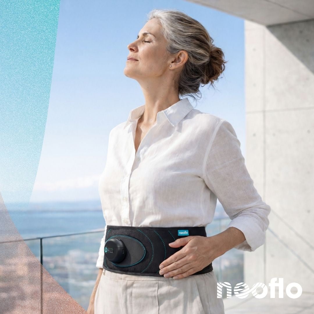 Une femme senior inspirée et vivante sur son balcon profitant de la ceinture de respiration neoflo