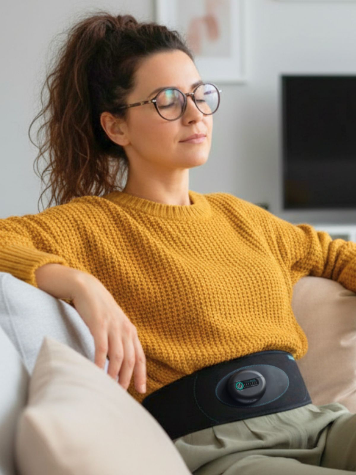 une jeune femme qui se détend et se relaxe avec le meilleur guide de cohérence cardiaque au monde la ceinture de respiration neoflo