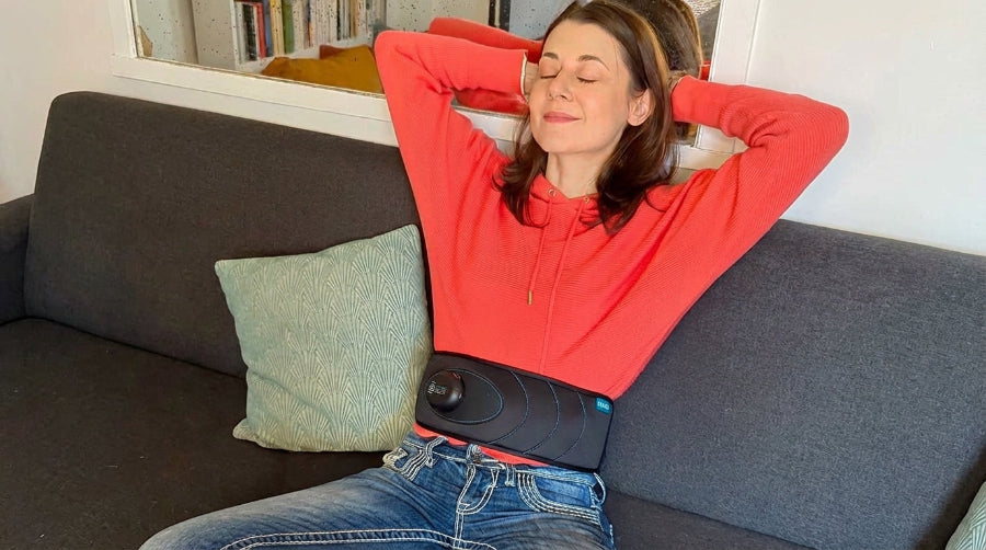 Femme qui pratique facilement la cohérence cardiaque avec la ceinture de respiration neoflo
