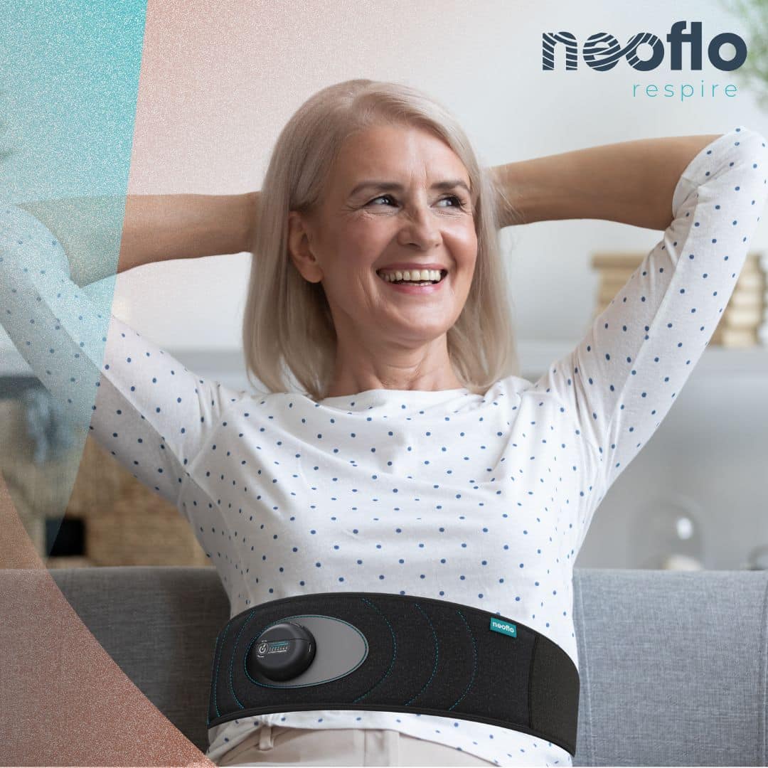 Une femme senior qui respire avec la ceinture de respiration neoflo pour gérer son stress