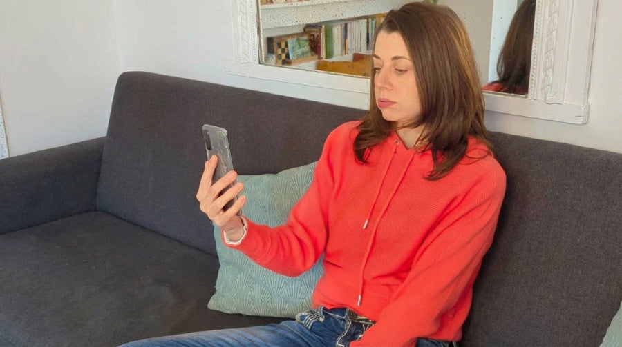 Femme avec des difficultés à pratiquer la cohérence cardiaque avec des applis